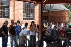 Representante do DCE fala aos estudantes sobre reunião com o reitor