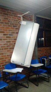 Aparelho de ar condicionado caiu sobre alunas e professora no CA