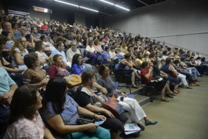 professores da UERJ em assembleia