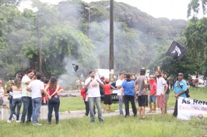 Presidente da ADUFPB, Marcelo Sitcovsky, durante interdição no girador da UFPB na última sexta-feira