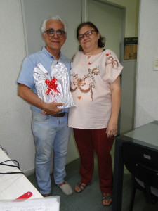 Professor Antonio Gualberto Filho, primeiro lugar no concurso de fotografia da ADUFPB, recebendo a premiação