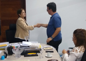 Reitora Margareth cumprimenta presidente da ADUFPB Cristiano Bonneau